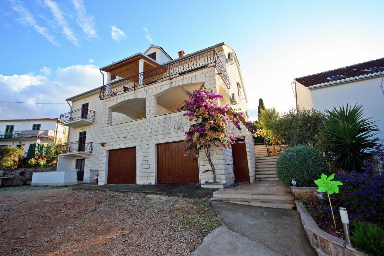 Apartments Omo 1 Supetar Exterior photo