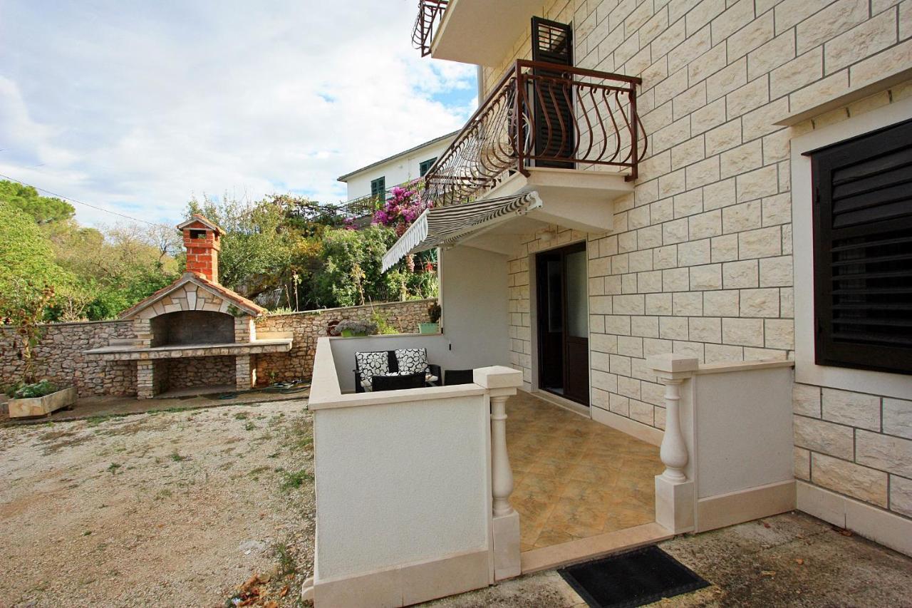 Apartments Omo 1 Supetar Exterior photo
