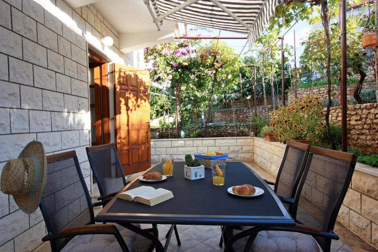 Apartments Omo 1 Supetar Exterior photo